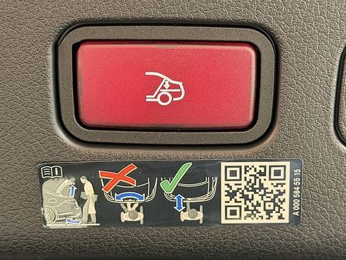 Used 2024 Mercedes-Benz CLE 450 4MATIC Cabriolet image 25