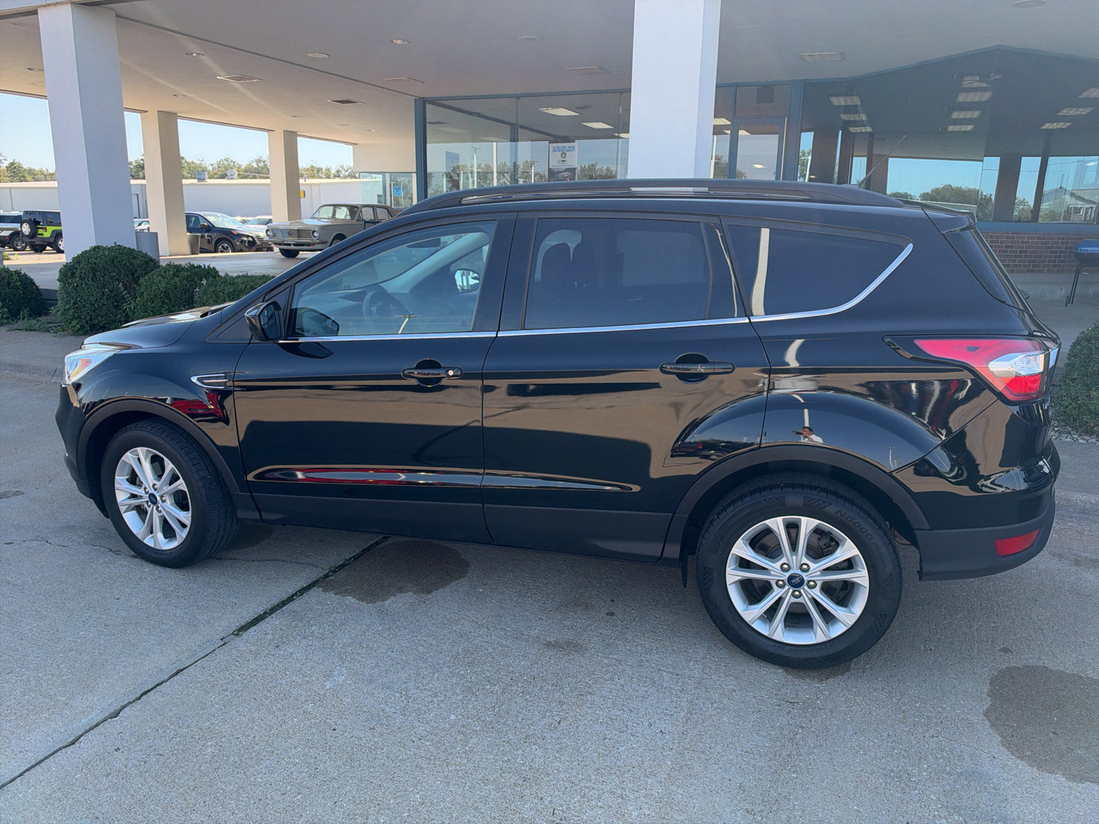 Used 2018 Ford Escape SE FWD image 9
