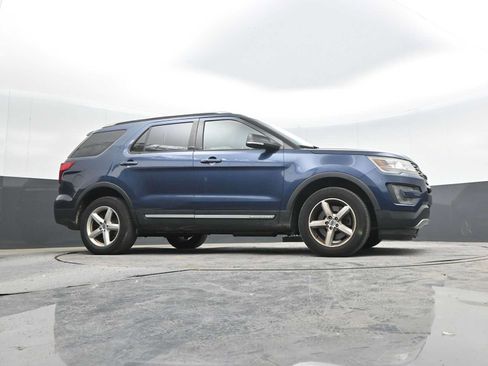 Used 2016 Ford Explorer XLT w/ Equipment Group 202A AWD/4WD image 29