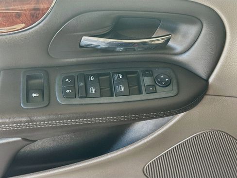 Used 2013 Chrysler Town & Country Touring FWD image 15