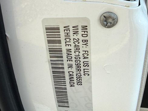 Used 2024 Chrysler Pacifica Limited FWD image 28