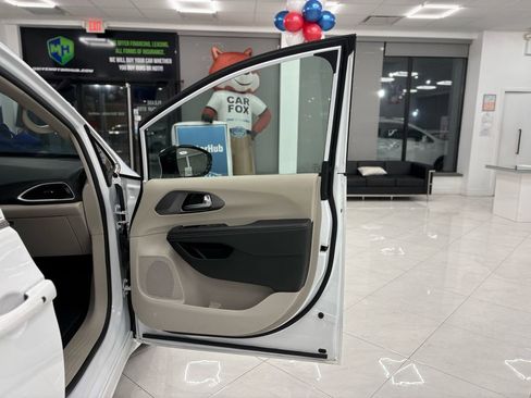 Used 2024 Chrysler Pacifica Touring-L image 38