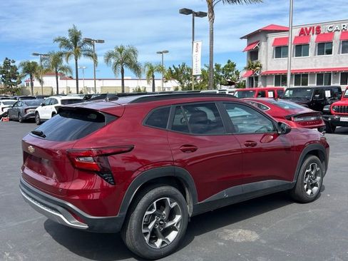 Used 2025 Chevrolet Trax LT w/ LT Convenience Package FWD image 6