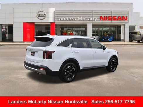 Used 2024 Kia Sorento S image 3