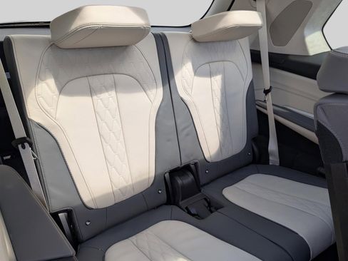 Used 2023 BMW X7 M60i image 13