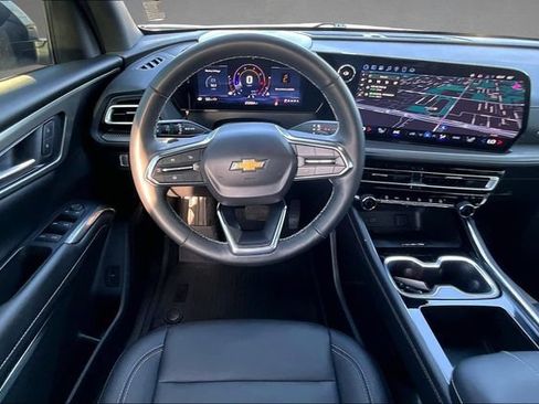 Used 2025 Chevrolet Traverse LT FWD image 3