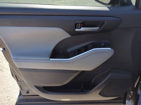 Used 2023 Toyota Highlander XLE image 7