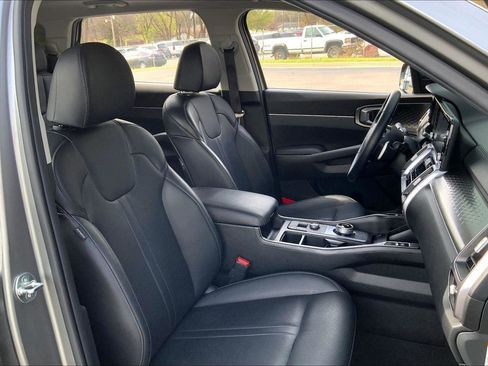 Used 2024 Kia Sorento EX w/ Panoramic Sunroof Package image 7