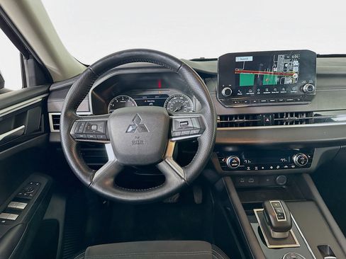 Used 2024 Mitsubishi Outlander SE image 17