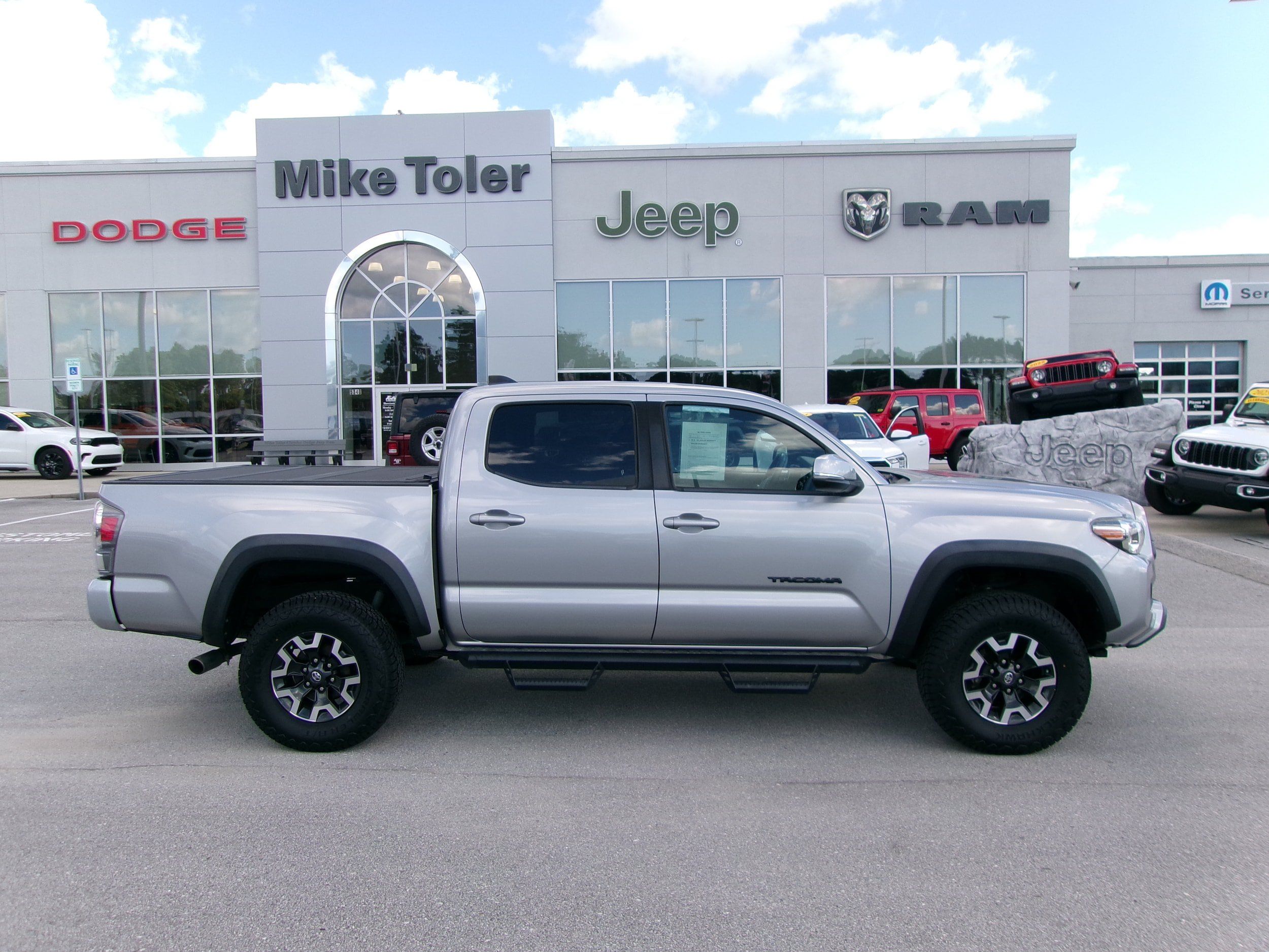 Used 2021 Toyota Tacoma TRD Off-Road w/ Technology Package AWD/4WD image 5