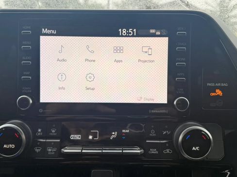 Used 2022 Toyota Highlander L FWD image 23