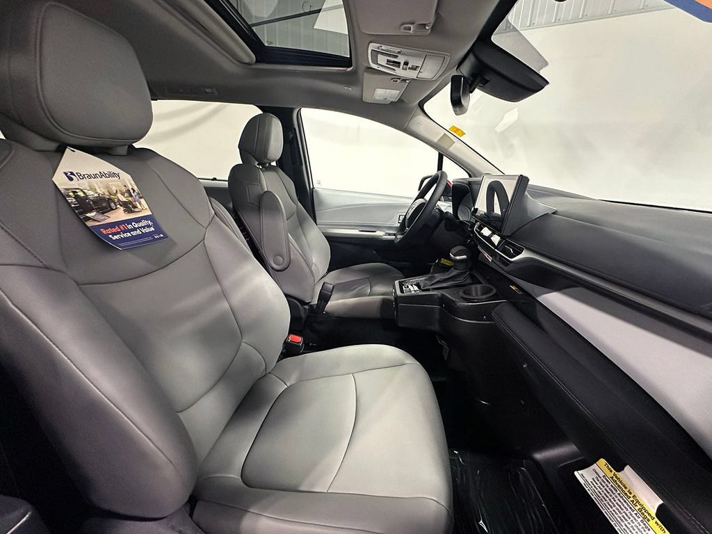 Used 2026 Toyota Sienna XLE FWD image 29