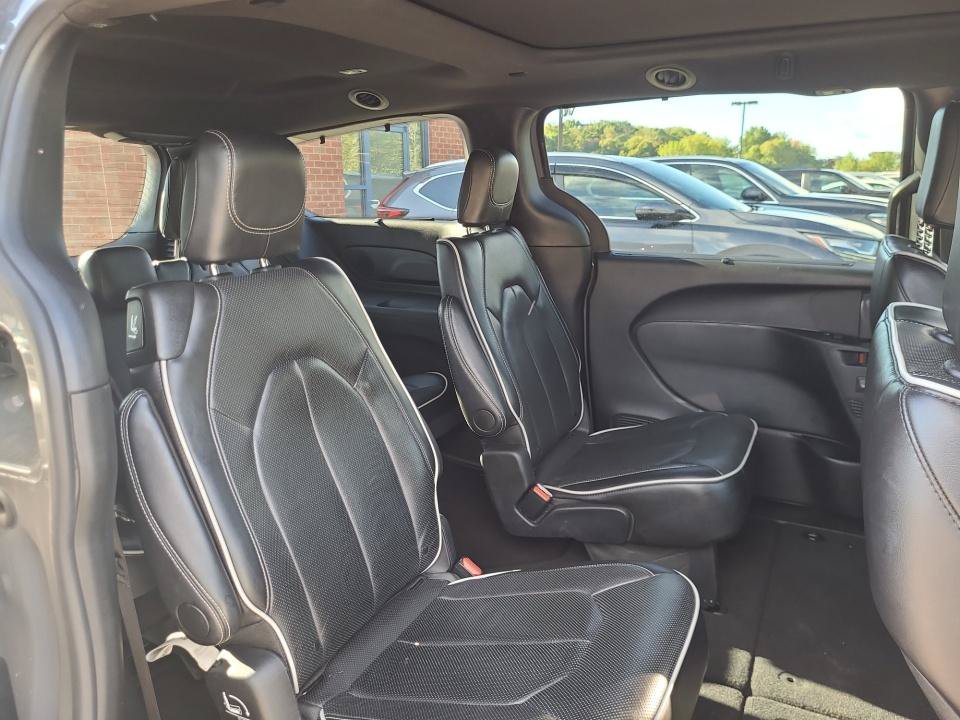 Used 2025 Chrysler Pacifica Limited FWD image 33