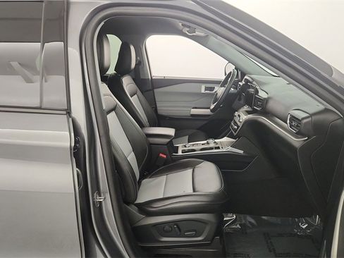 Used 2022 Ford Explorer XLT w/ Equipment Group 202A image 33