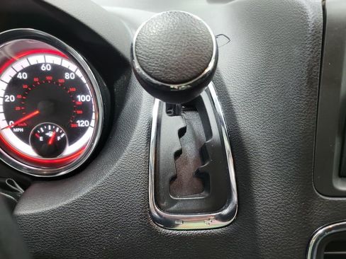 Used 2016 Dodge Grand Caravan SXT image 11