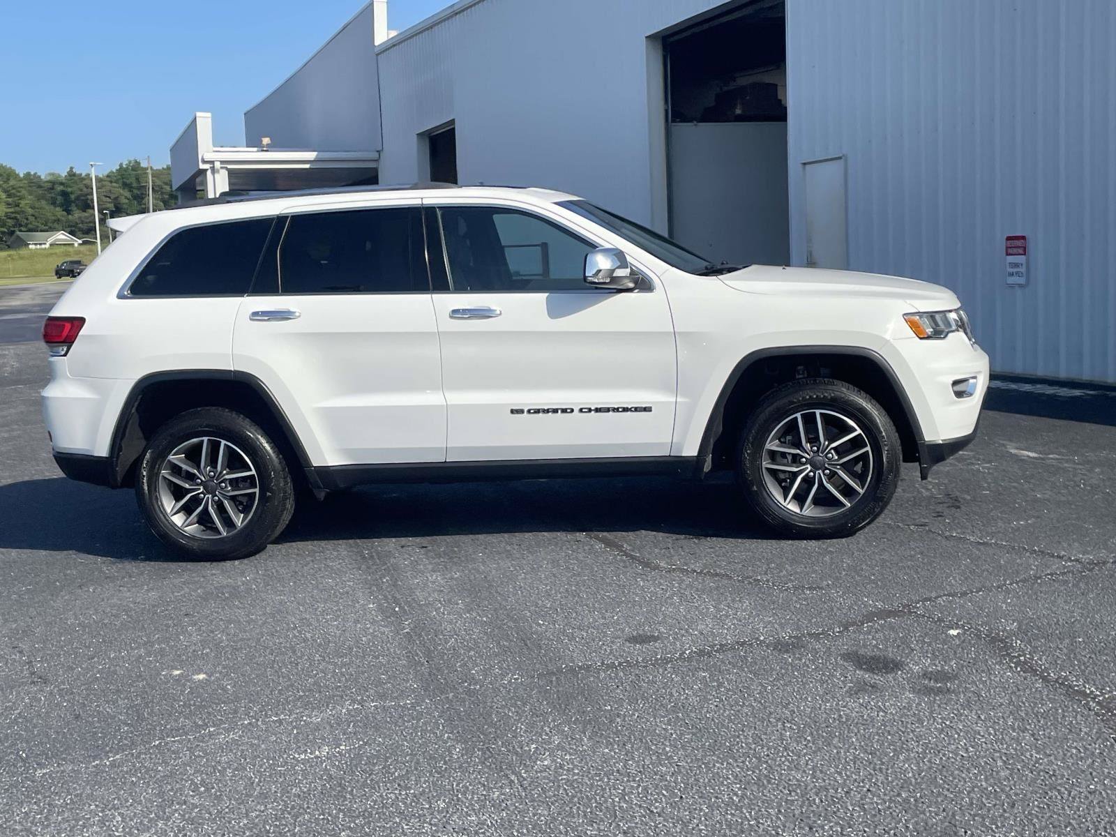 Certified 2022 Jeep Grand Cherokee Limited AWD/4WD image 2