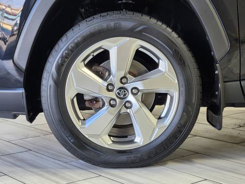 Used 2019 Toyota RAV4 Limited image 9