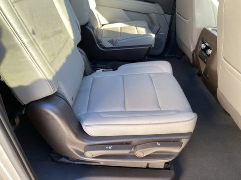 Used 2022 GMC Yukon XL SLT w/ SLT Premium Package image 39