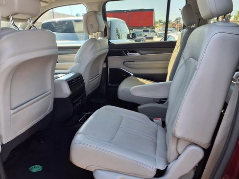 Used 2024 Jeep Wagoneer Series III AWD/4WD image 8