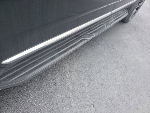 Used 2024 GMC Yukon XL SLT w/ SLT Luxury Package image 11