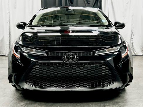 Used 2022 Toyota Corolla LE image 2
