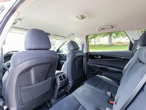 Used 2019 Kia Sorento FWD image 14