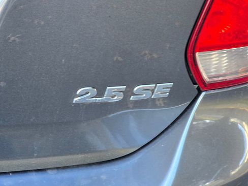 Used 2011 Volkswagen Jetta SE w/ Wheel & Sunroof Pkg image 12