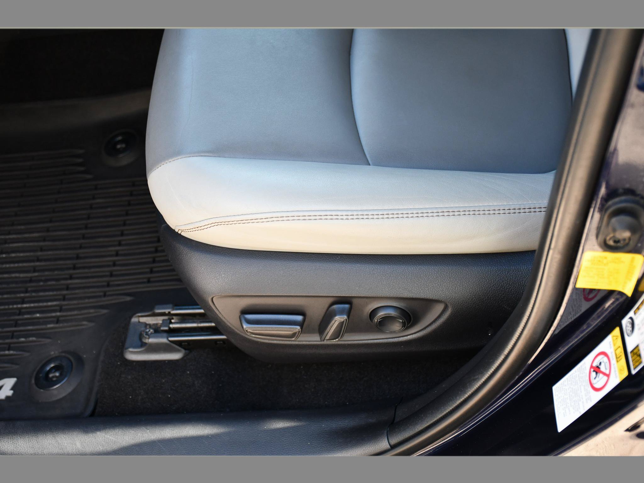 Used 2019 Toyota RAV4 Limited w/ Advanced Technology Package FWD image 27