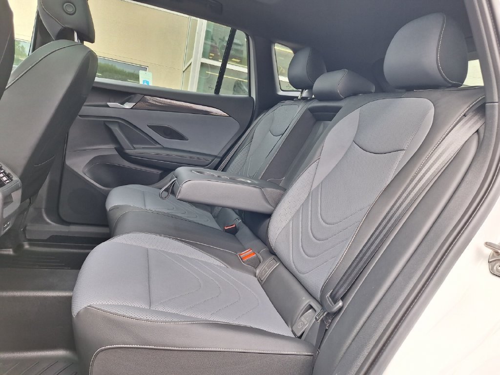 Used 2025 Volkswagen Tiguan SE R-Line AWD/4WD image 13