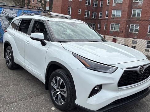 Used 2023 Toyota Highlander XLE image 6