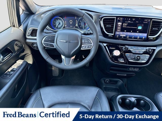 Used 2025 Chrysler Pacifica Select FWD image 24