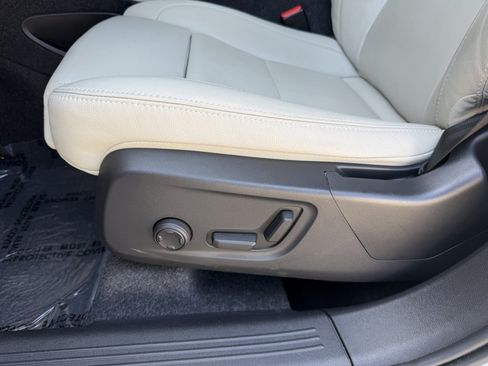 Used 2025 Volvo XC40 B5 Plus w/ Protection Package Premier AWD/4WD image 32