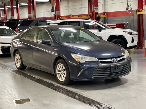 Used 2015 Toyota Camry LE FWD image 2