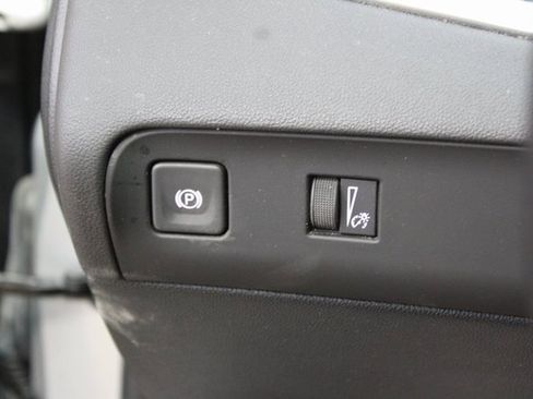 Used 2022 Buick Enclave Essence image 13