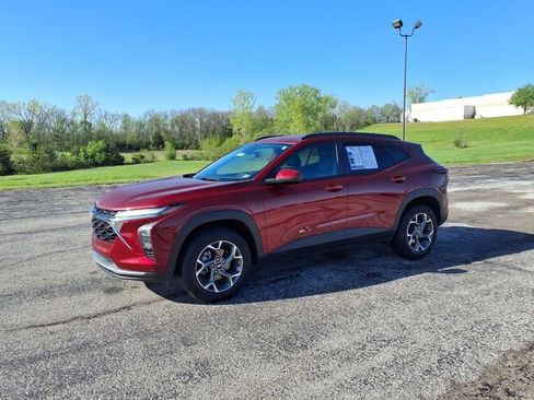 Used 2025 Chevrolet Trax LT w/ LT Convenience Package FWD image 34