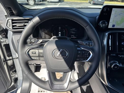 Used 2025 Lexus LX 600 4WD w/ Premium Package image 17