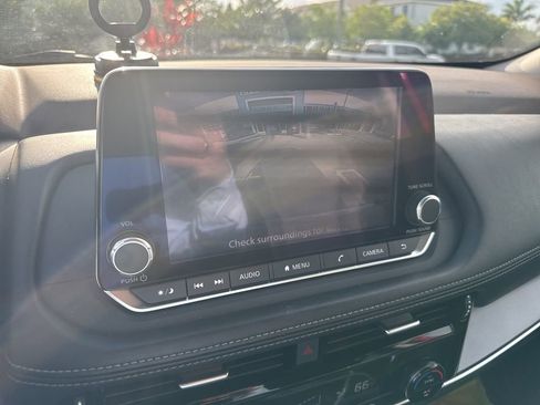 Used 2022 Nissan Rogue SV FWD image 3