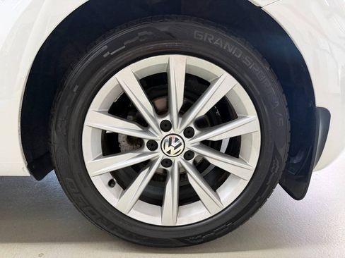 Used 2018 Volkswagen Beetle 2.0T FWD image 24
