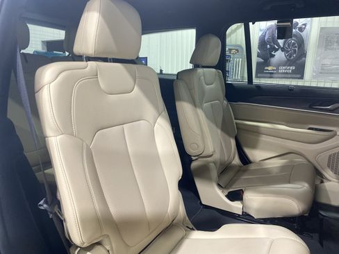 Used 2023 Jeep Grand Cherokee L Limited w/ Luxury Tech Group II AWD/4WD image 17