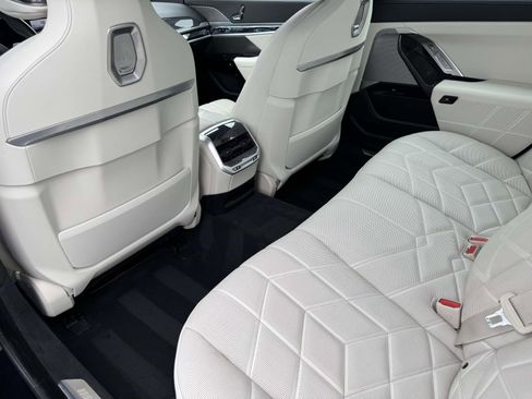 Used 2023 BMW 760i xDrive image 15