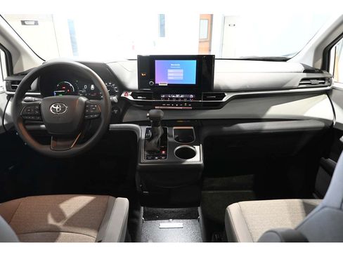 Used 2026 Toyota Sienna LE FWD image 22