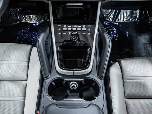 Certified 2025 Porsche Cayenne AWD/4WD image 16