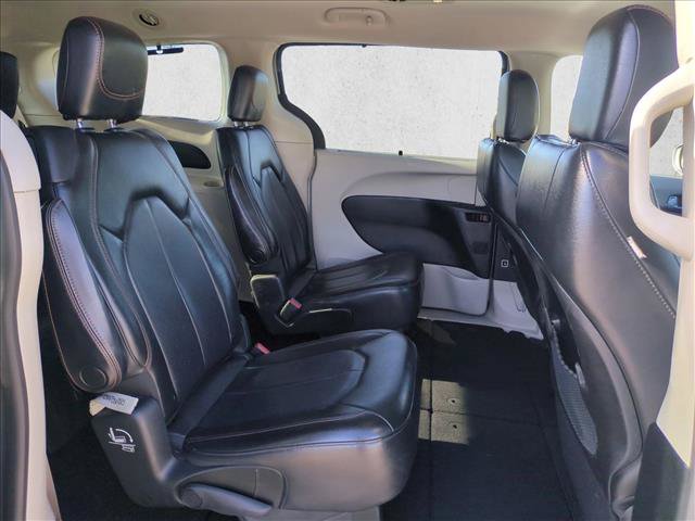 Used 2020 Chrysler Pacifica Touring-L FWD image 19