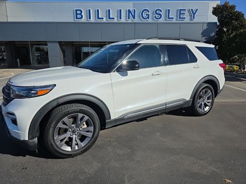 Used 2022 Ford Explorer XLT w/ Equipment Group 202A image 2