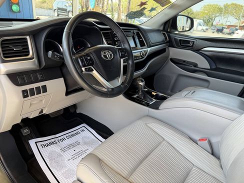 Used 2015 Toyota Highlander Plus FWD image 13