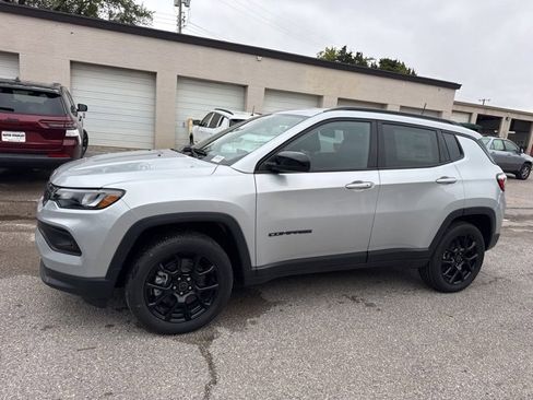 Used 2026 Jeep Compass Latitude image 3