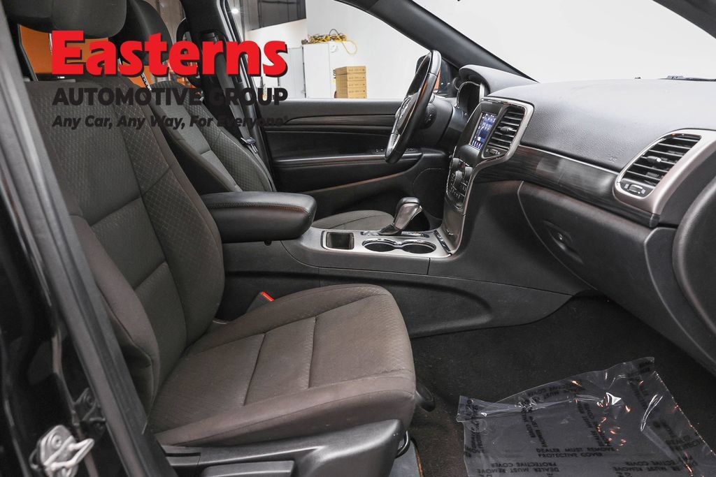 Used 2021 Jeep Grand Cherokee Laredo AWD/4WD image 25