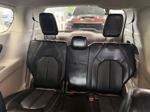 Used 2023 Chrysler Pacifica Touring-L FWD image 19