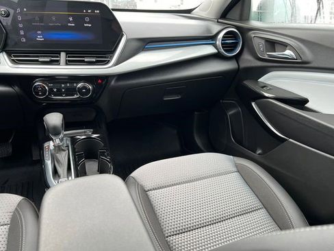 Certified 2024 Chevrolet Trax LT w/ LT Convenience Package image 30