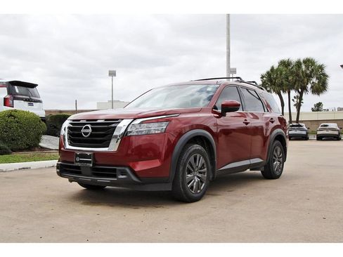 Used 2022 Nissan Pathfinder SV image 2